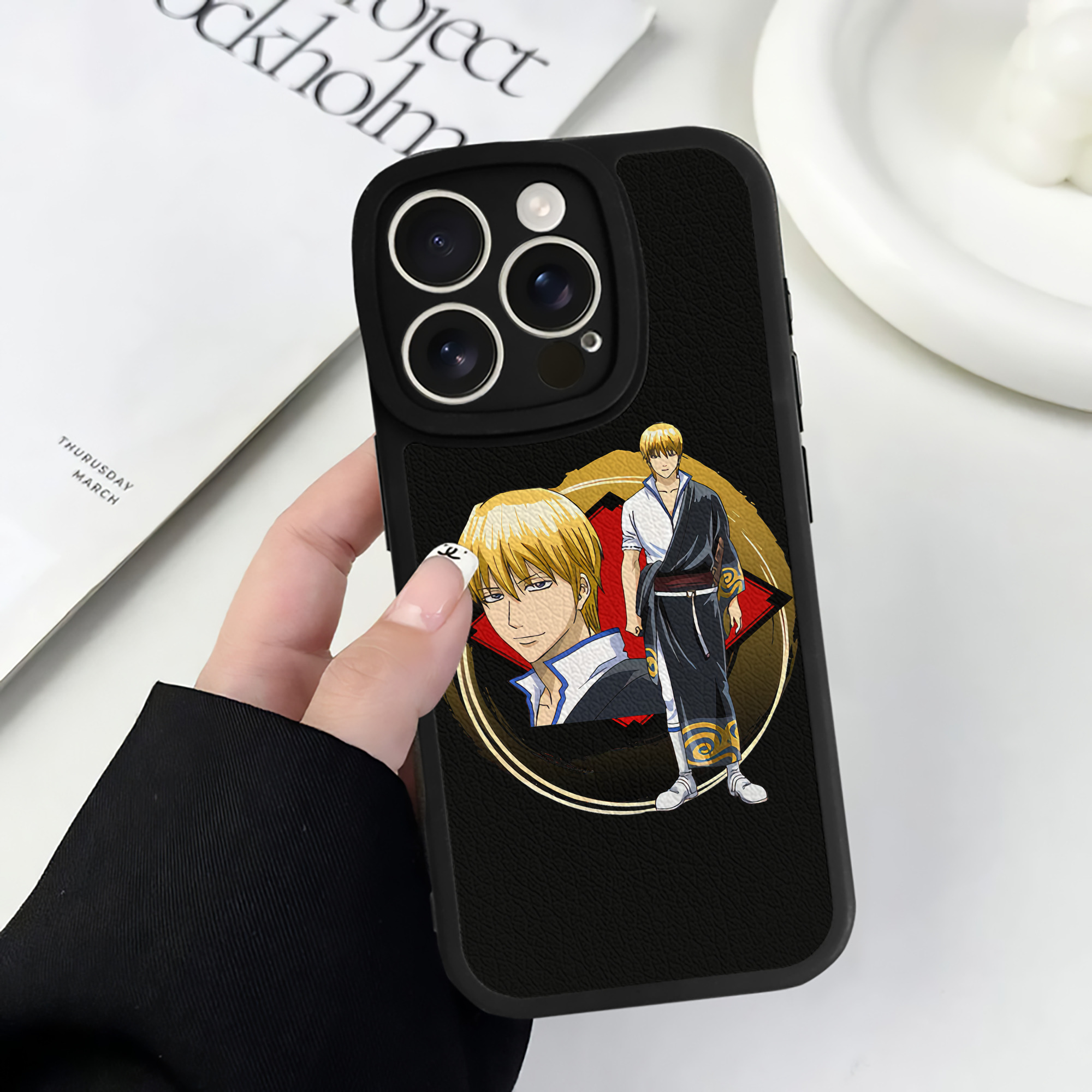 （画像用） ぎんたま 坂田銀時（さかたぎんとき） 神楽 志村新八（しむら しんぱち） GINTAMA Sakata Gintoki Kagura Shimura Shinpachi 【iPhone 16シリーズ対応】シリコンスマホケース（レザー調） 材質：シリコン